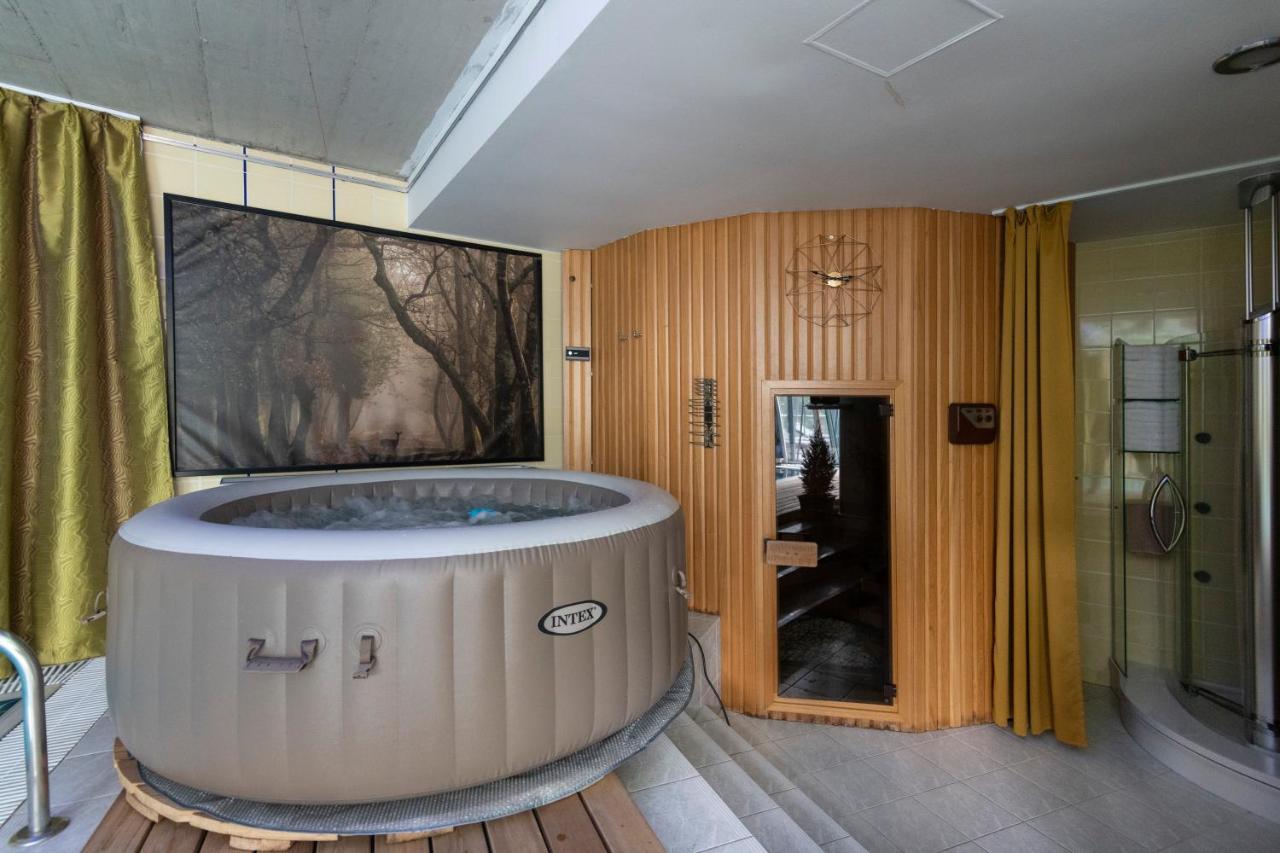 Unique Apartment With Private Pool, Cinema, Spa Praha Bagian luar foto