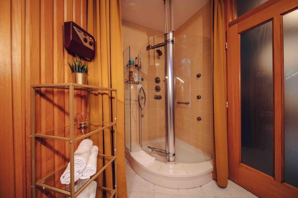 Unique Apartment With Private Pool, Cinema, Spa Praha Bagian luar foto